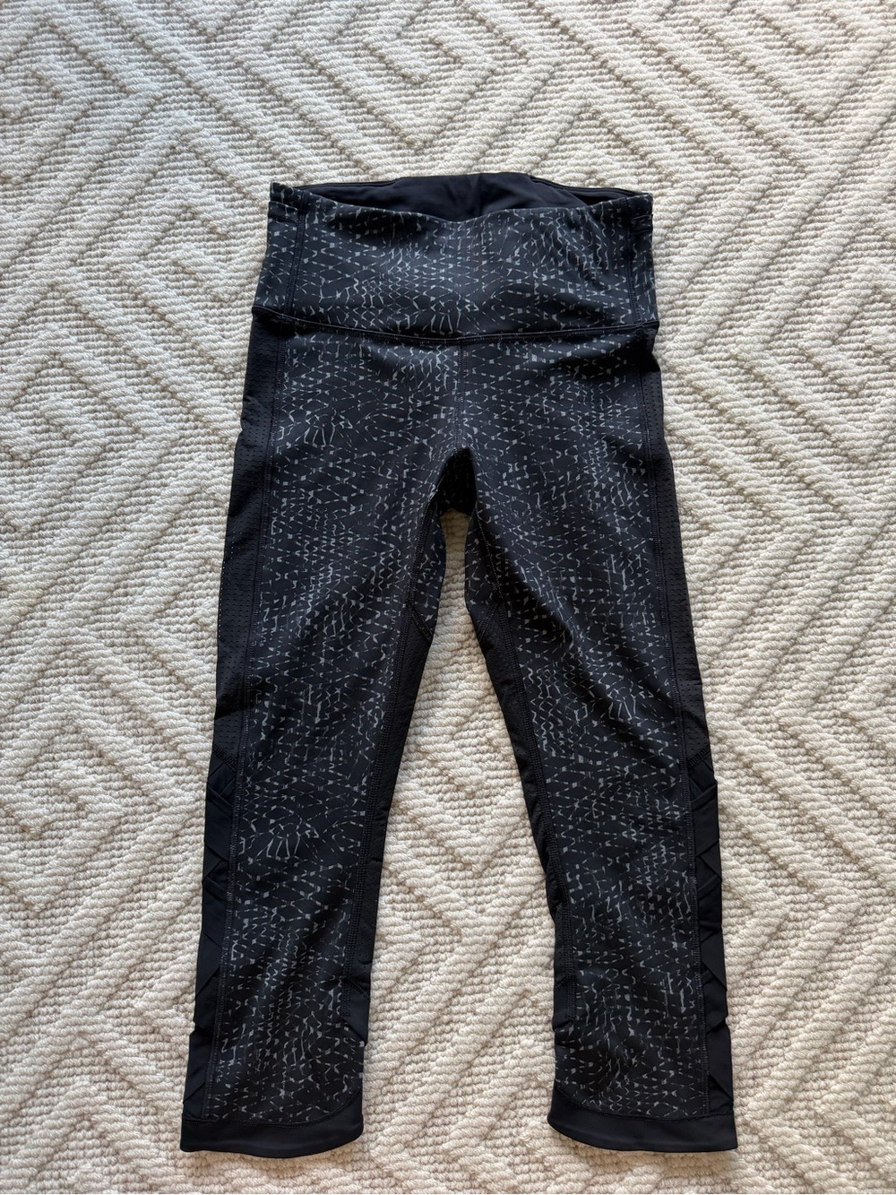 Lululemon athletica Black Reflective Patterned Capris